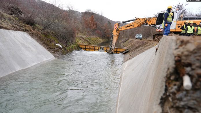 Vendi i dëmtimit të kanalit të ujit Ibër-Lepenc nga shpërthimi i 29 nëntorit.