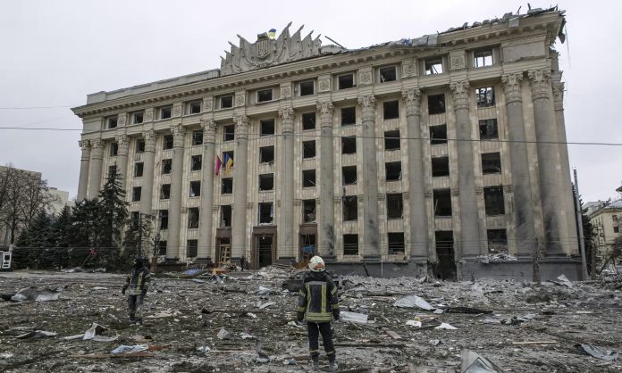 Një anëtar i shërbimit të urgjencës ukrainase në Bashkinë pas granatimeve në Kharkiv, Ukrainë, 1 mars 2022. Foto: Pavel Dorogoy/AP