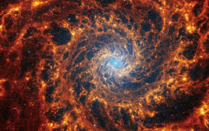 Galaktika spirale NGC 628, e vendosur 32 milionë vite dritë larg nga Toka, shihet në një imazh nga teleskopi hapësinor James Webb