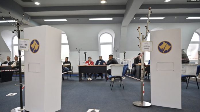 Një qendër votimi në zgjedhjet e jashtëzakonshme lokale për katër komunat në veri të Kosovës, 21 prill 2024.