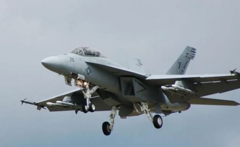 Avion ushtarak amerikan rrëzohet në Detin e Kuq, dyshohet për aksident