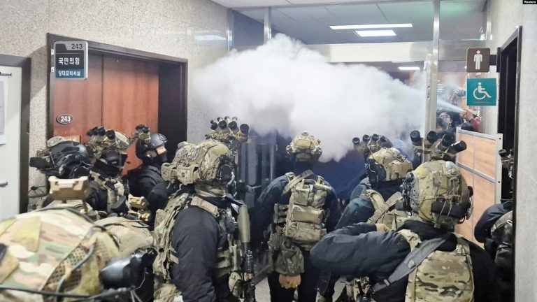 Koreja e Jugut në alarm: Presidenti shpall gjendje lufte