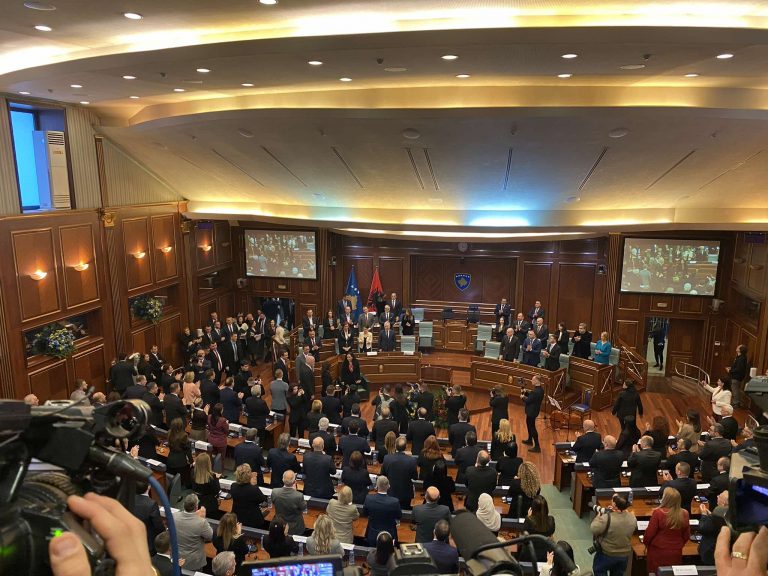 Mbledhja e dy parlamenteve Kosovë-Shqipëri nis me intonimin e himnit kombëtar