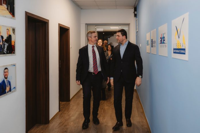 Krasniqi zhvillon takim me ambasadorin Hargreaves