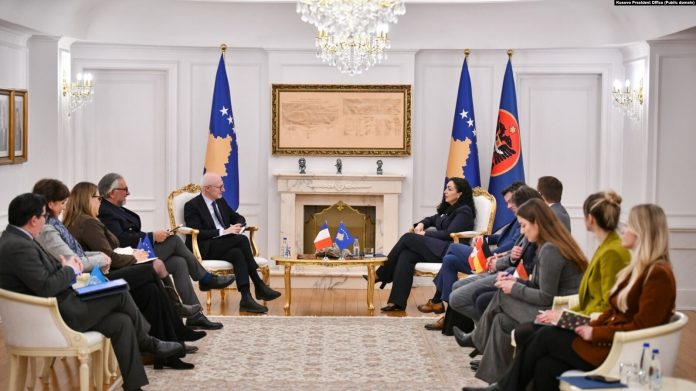 Presidentja e Kosovës, Vjosa Osmani, takon disa nga shefat e misioneve diplomatike dhe përfaqësues të organizatave ndërkombëtare në Kosovë, të cilët janë të angazhuar në fushën e drejtësisë, Prishtinë, 25janar.