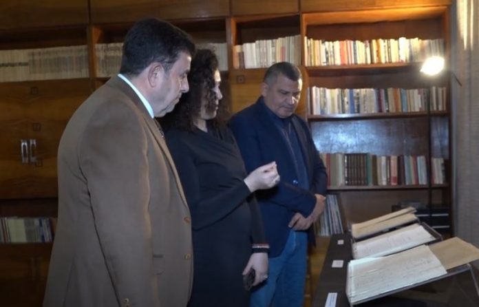 Shtëpia Studio Kadare hap ekspozitë me dorëshkrimet e shkrimtarit