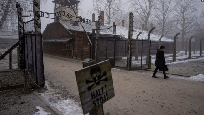 Hyrja në Muzeun e Aushvicit, ish-kampit të përqendrimit nazist. 23 janar 2025.