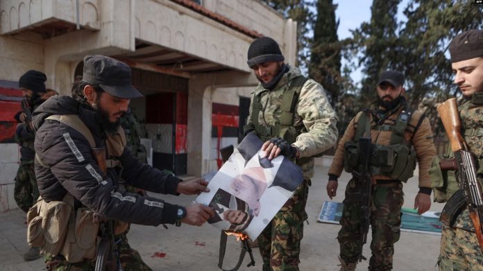 Luftëtarët e HTS-së duke djegur fotografinë e Bashar al-Assadit. Zarabah, 29 nëntor 2024.