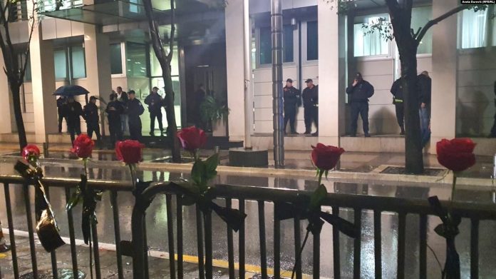 Protestuesit i varin 12 trëndafila në gardhin mbrojtës metalik përreth oborrit të selisë së Qeverisë në Podgoricë, duke simbolizuar numrin e të vrarëve në Cetinje dy ditë më parë.