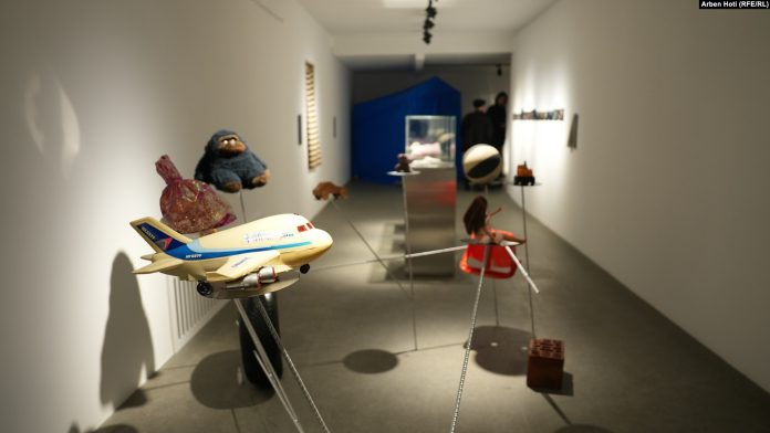 Gjësende e lodra fëmijësh në Muzeun e Fëmijëve të Luftës në Prishtinë.