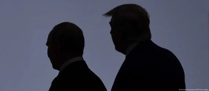Vladimir Putin (m.) dhe Donald Trump (gjatë një takimi në 2019)