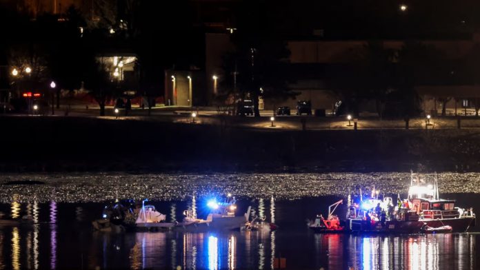 Tragjedia ajrore trondit Uashingtonin, më shumë se 30 trupa të nxjerrë nga lumi pas përplasjes.