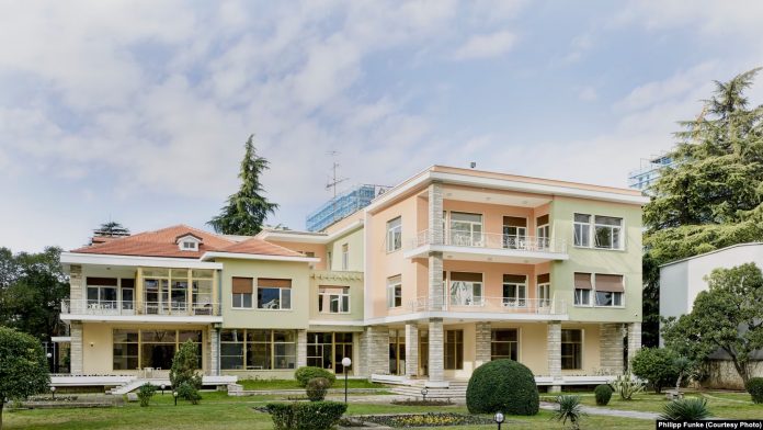 Vila e ish-diktatorit shqiptar, Enver Hoxha, në Tiranë të Shqipërisë.