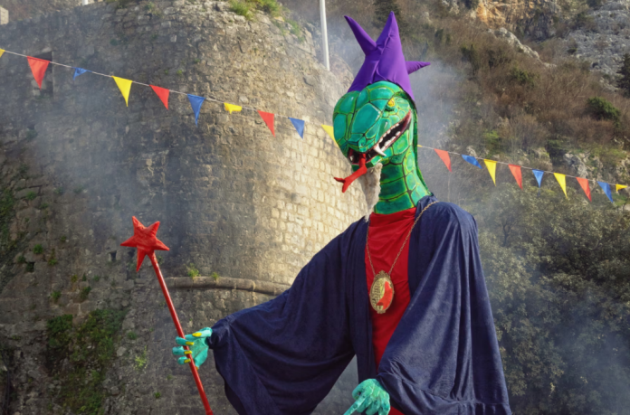 Maskat veneciane të prodhuara në Shkodër, pjesë e artikullit në “The Guardian”