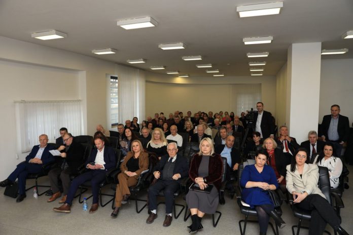 Poeti Afrim Demiri me poezinë “Zogu i ujit”, fitues i Çmimit “Pena e Flakës 2025”