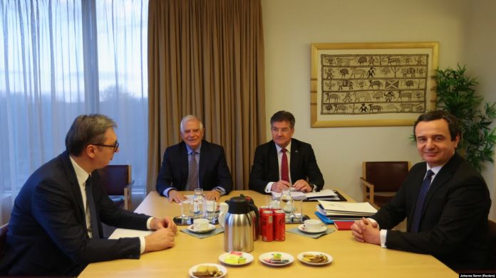 Presidenti serb, Aleksandar Vuçiq, kryeministri i Kosovës, Albin Kurti, dhe shefi i politikës së jashtme të BE-së, Josep Borell, dhe emisari evropian për dialogun, Mirosllav Lajçak, në Bruksel, 27 shkurt 2023.