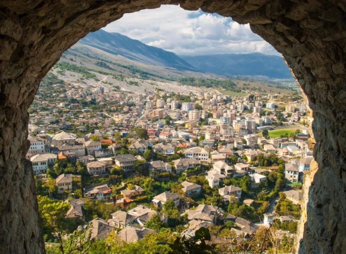 “Seattle Times”: Gjirokastra, destinacioni tendencë për vitin 2025