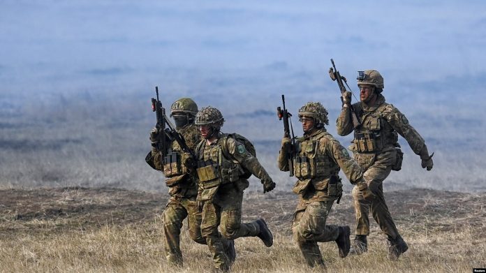Trupa të NATO-s gjatë stërvitjeve ushtarake në Rumani më 19 shkurt 2025.
