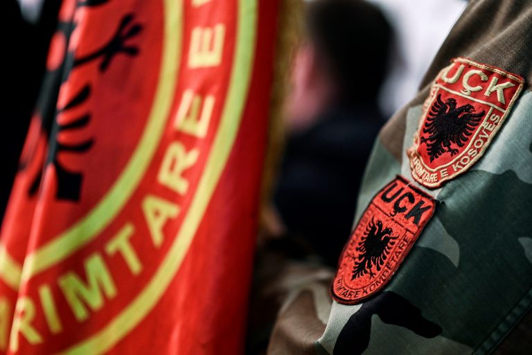 “Punën apo pensionin?” – Veteranët e UÇK-së tash mund të përfitojnë nga të dyja