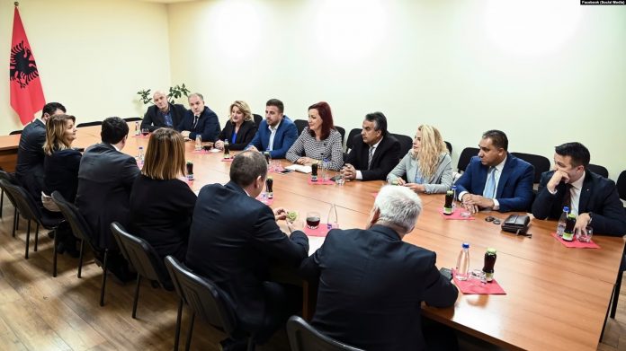 Disa nga përfaqësuesit e komuniteteve joserbe në Kosovë gjatë një prej takimeve të mëhershme me Lëvizjen Vetëvendosje.