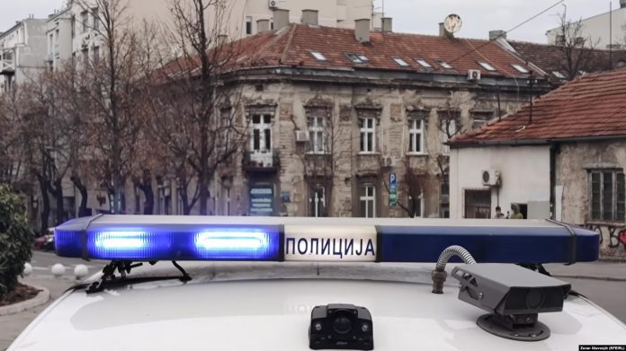 Dritat e një automjeti të Policisë së Serbisë, në Beograd.