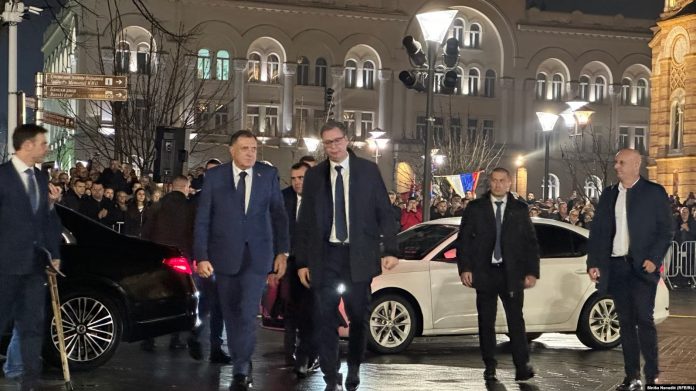 Presidenti i Republikës Sërpska (RS) i Bosnje dhe Hercegovinës, Mirollad Dodik, dhe presidenti i Serbisë, Aleksandër Vuçiq, në Banja Llukë, më 26 shkurt 2025.