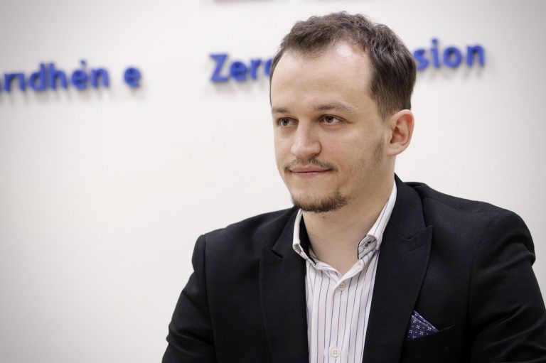 Cakolli: Nuk ka asnjë logjikë dhe as arsye që të angazhohen asistentë për deputetë të cilët nuk po i ushtrojnë funksionet e tyre