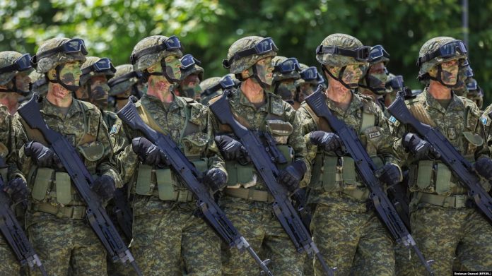 Pjesëtarë të Forcës së Sigurisë së Kosovës gjatë një parade në Prishtinë.