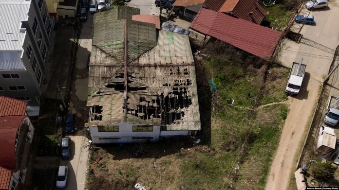 Pamje nga lart e klubit të natës pas zjarrit vdekjeprurës në Koçan, Maqedoni e Veriut.