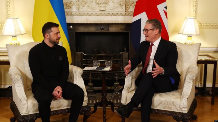 Presidenti ukrainas, Volodymyr Zelensky, dhe kryeministri britanik, Keir Starmer.
