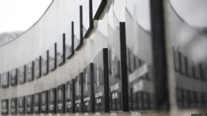 Memoriali kushtuar viktimave të masakrës së Reçakut.