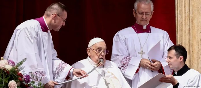 Vatikan 20.04.2025 | Papa Françesku duke dhënë bekimin 