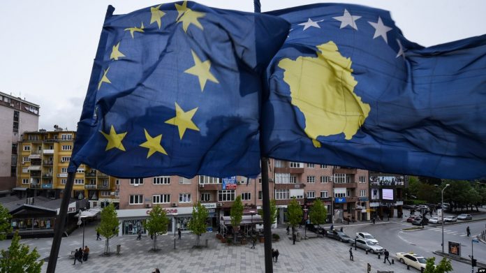 Flamuri i BE-së dhe ai i Kosovës në Prishtinë - Fotografi ilustruese