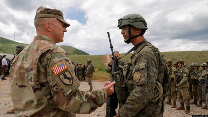 Një ushtar amerikan duke biseduar me një pjesëtar të FSK-së.