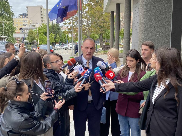 Limaj thirrje qytetarëve: Shihni kujt po ia jepni besimin