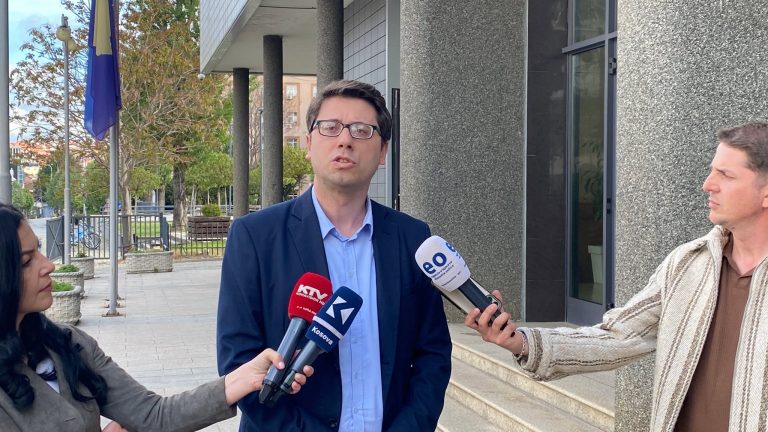 Murati njofton për alokimin e 2.7 milionëve për pagesën e operatorëve të transportit publik