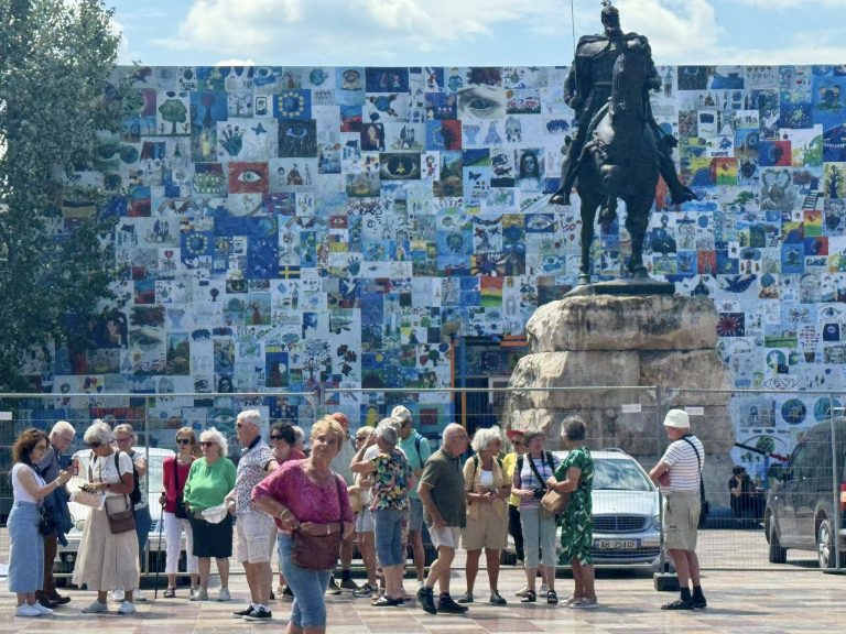 Turistët e huaj shpenzuan në Shqipëri 4,4 miliardë euro