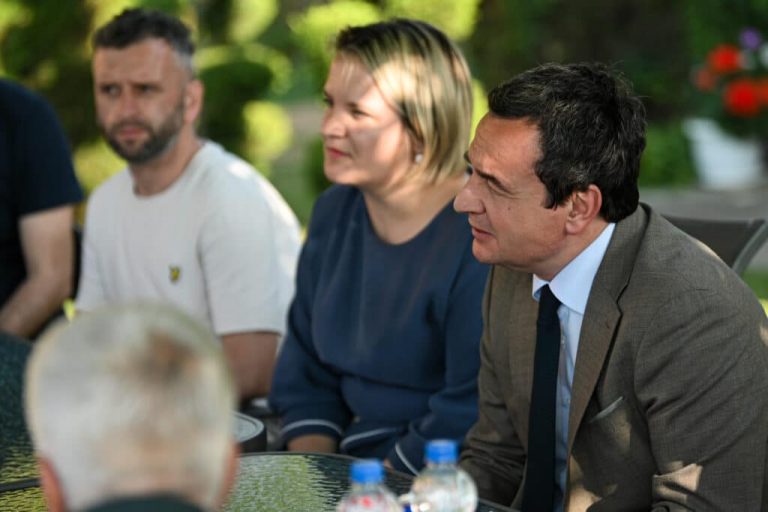 Kurti viziton familjen e policit të arrestuar në Serbi