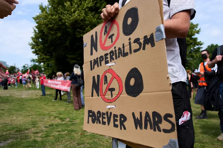 Qindra protestues kundë rritjes së shpenzimeve në armatim