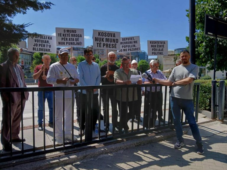 Protestë para Kuvendit: Qytetarët kërkojnë fundin e bllokadës politike