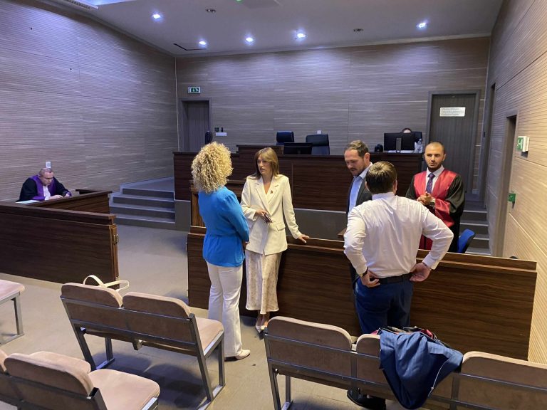 Nga banka e të akuzuarës në garë për kryeparlamentare – Shtyhet gjyqi ndaj Albulena Haxhiut, vazhdon beteja në Kuvend