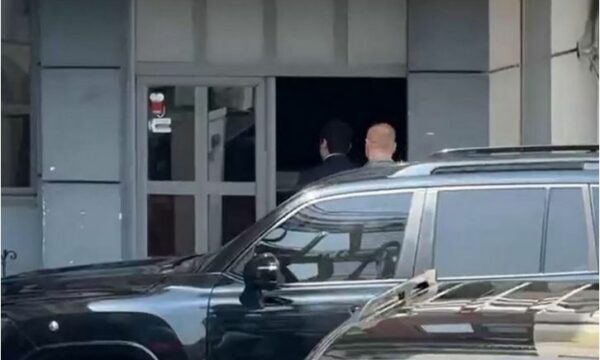 Kurti shmang përballjen – edhe sot hyn nga dera anësore e Kuvendit