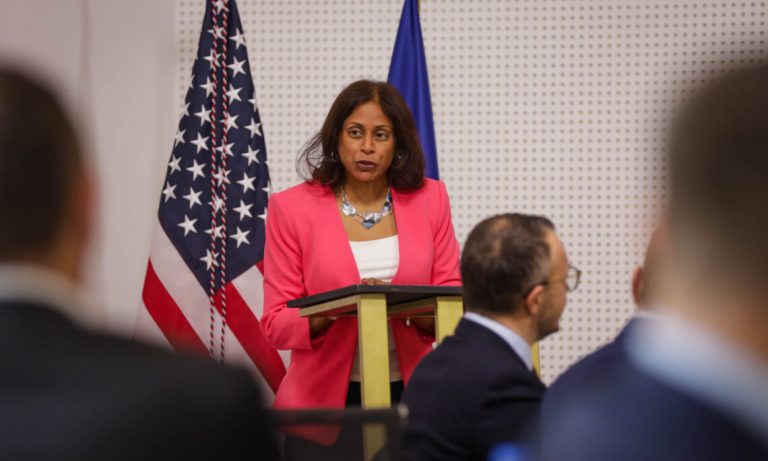 Kosova pranon të dëbuarit nga SHBA – diplomatja amerikane shpreh falënderime