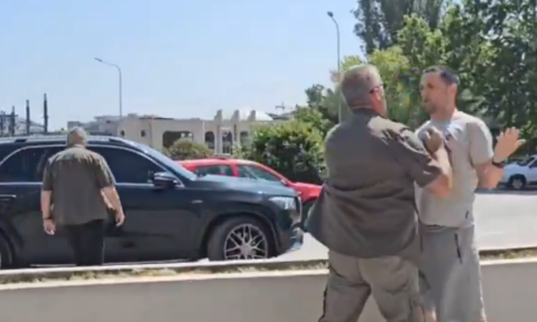 Një serb proteston ndaj vizitës së Kurtit e Sveçlës në Veri