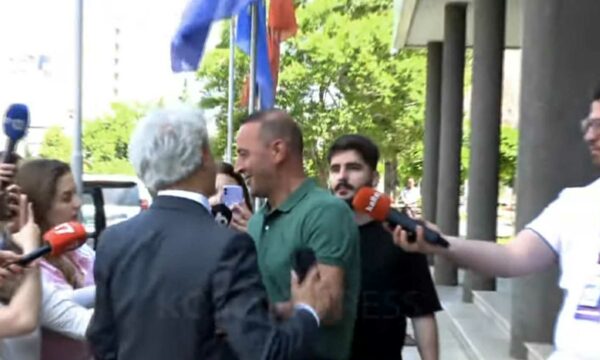 Koci e ndal edhe Daut Haradinajn – deputeti reagon: Votuesit e LVV-së s’kanë të drejtë të më drejtohen