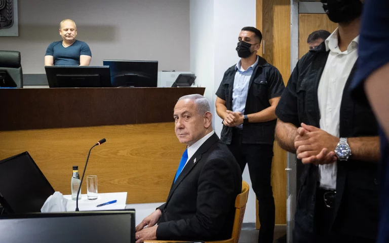 Gjykata ia refuzon Netanyahut kërkesën për dy javë pauzë në gjykimin për ryshfet