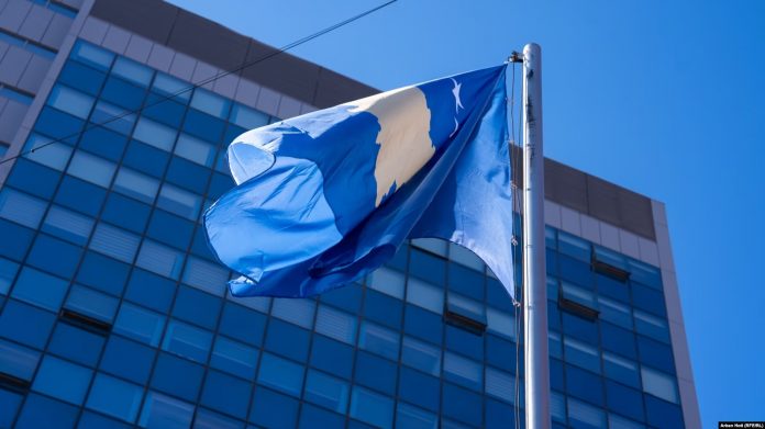 Flamuri i Kosovës i vendosur para ndërtesës së Qeverisë në Prishtinë.