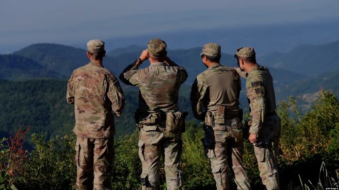 Paqeruajtës të NATO-s duke vëzhguar në Kosovë.