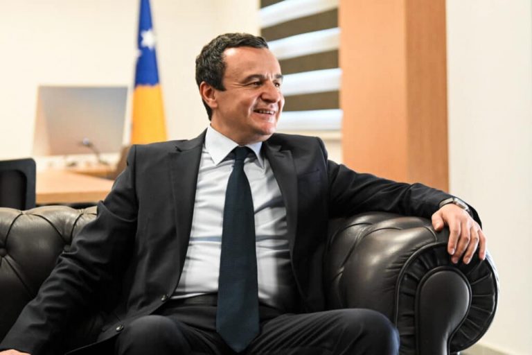 Kurti pyetet për paralajmërimin e Trump se do t’i kthehet Kosovës dhe Serbisë, ky është reagimi i tij