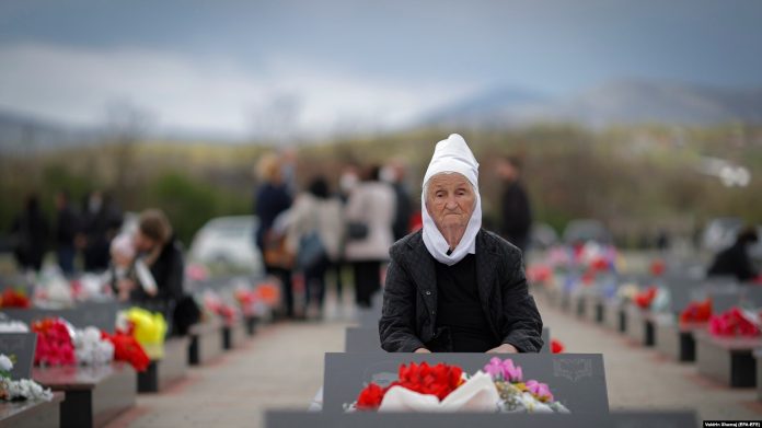 Një ceremoni përkujtimore te varrezat në Mejë.